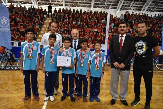 Başarılı Sporcular Ödüllerini Vali Çakacak’ın Elinden Aldı