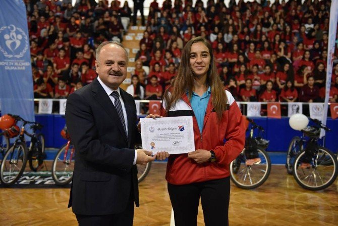 Başarılı Sporcular Ödüllerini Vali Çakacak’ın Elinden Aldı