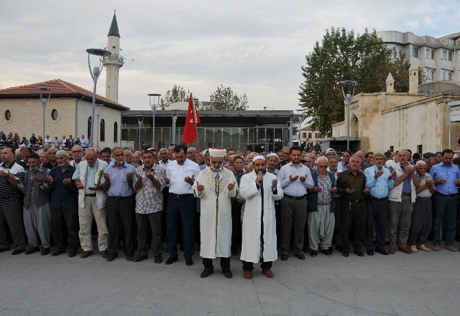 Tarsus’ta Hz. Danyal Meydanı’nda Yağmur Duası