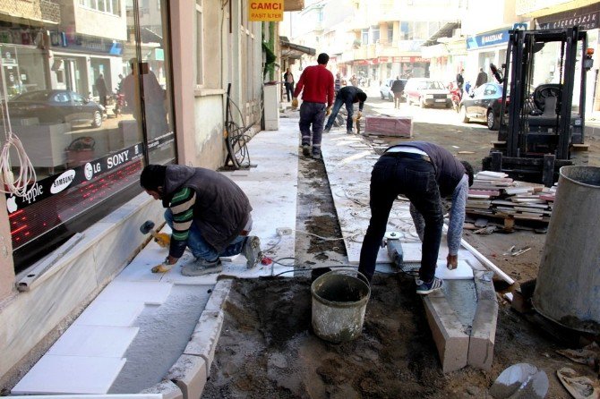 Başkan Selçuk Esnafla Fikir Alışverişinde Bulunuyor