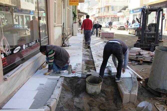 Sarıgöl’de Kaldırımlara Engelli Klavuz Yolları Yapılıyor