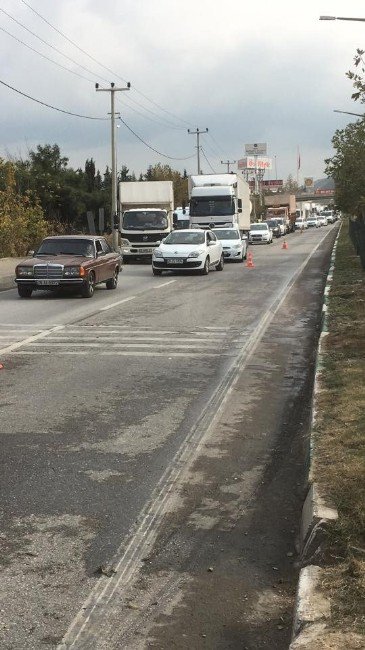 Sunta Yüklü Kamyon Devrildi, Yol Kapandı