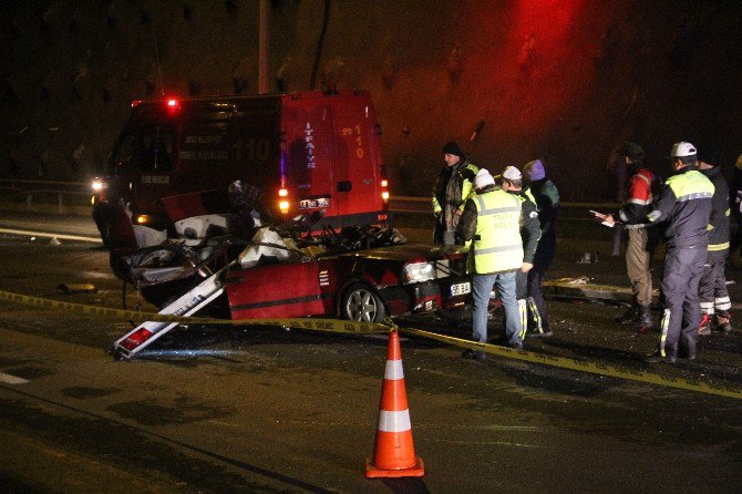 Otomobil Kamyona Arkadan Çarptı, Demir Tampon Otomobili İkiye Böldü