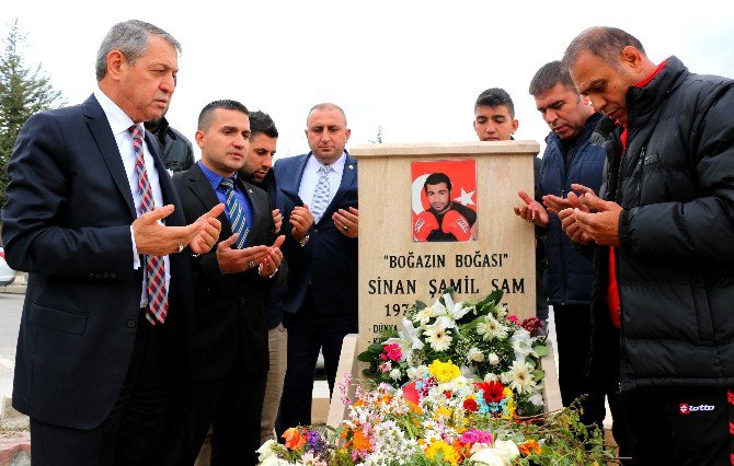 Sinan Şamil Sam, Kabri Başında Anıldı