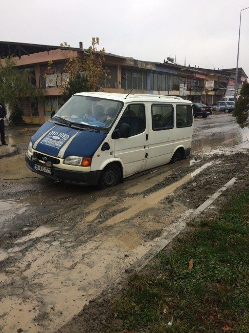 Erzincan’da Yol Çöktü Araç İçine Düştü