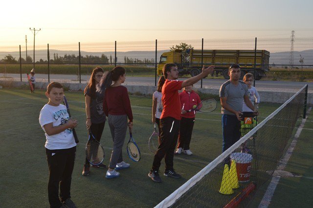 Bigadiç’de Minikler Tenis Öğreniyor