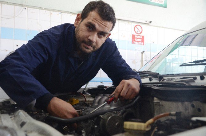 Diplomalı Mühendis Sanayide Motor Ustalığı Yapıyor