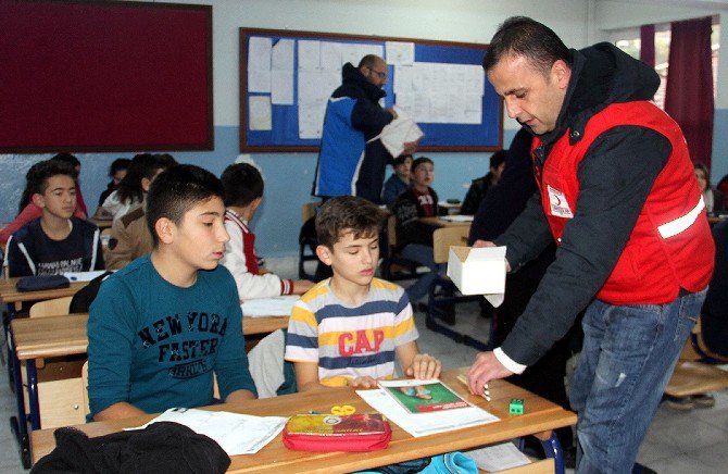 Türk Kızılayı Bozkurt Şubesi Öğrencilere Kalem Dağıttı