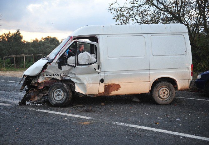 Minibüs İle Otomobil Kafa Kafaya Çarpıştı: 1’i Ağır 3 Yaralı