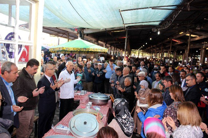 Salihli Manavlar Ve Pazarcılardan Aşure İkramı