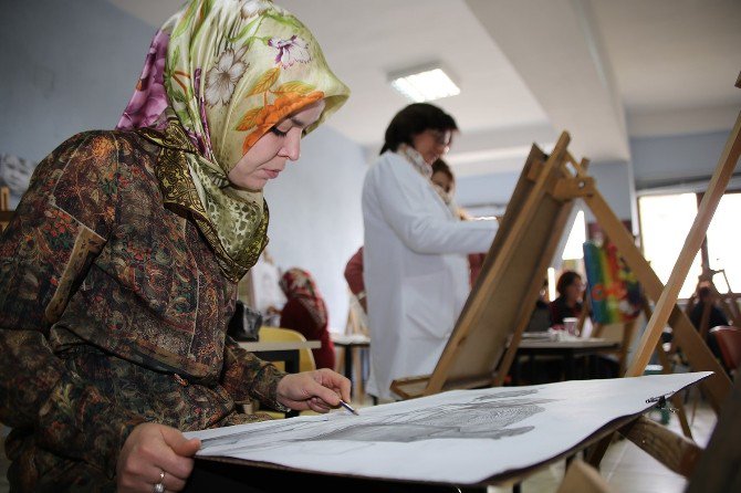 Karamanlı Kadınlar Açılan Kurslara Büyük İlgi Gösteriyor