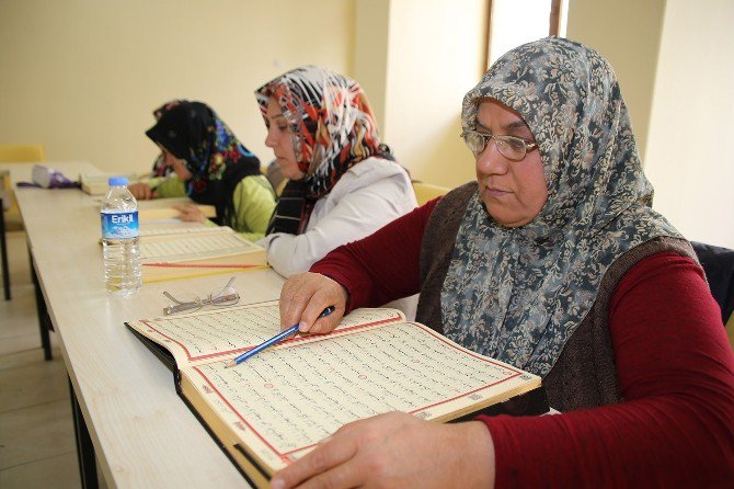 Karamanlı Kadınlar Açılan Kurslara Büyük İlgi Gösteriyor