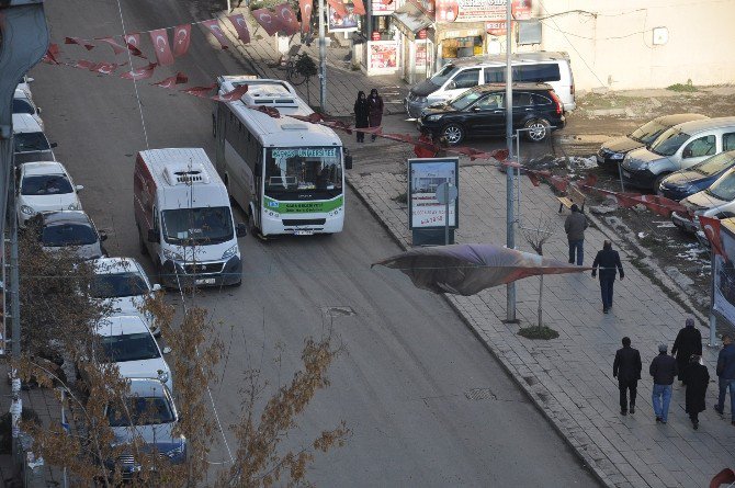 Kars’ta Gelişi Güzel Park Edilen Araçlar Trafiği Aksatıyor