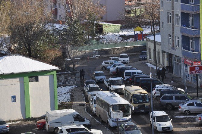 Kars’ta Gelişi Güzel Park Edilen Araçlar Trafiği Aksatıyor