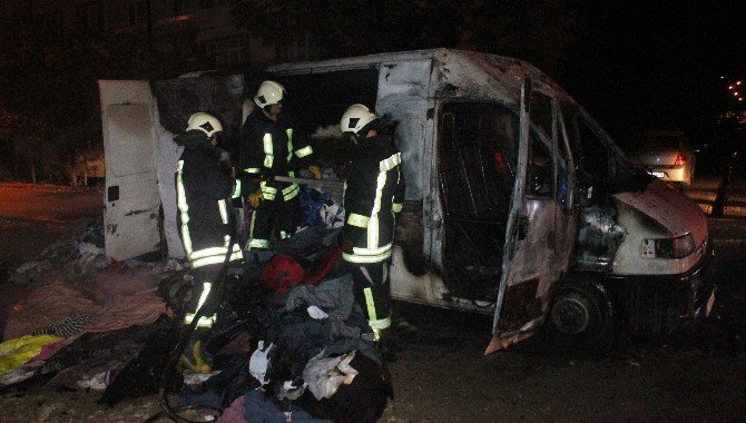 Tekstil Malzemeleriyle Dolu Minibüs Yandı