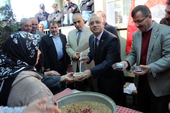 Salihli Manavlar Ve Pazarcılardan Aşure İkramı