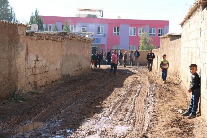 Öğrencilerin Ayağına Artık Çamur Bulaşmayacak