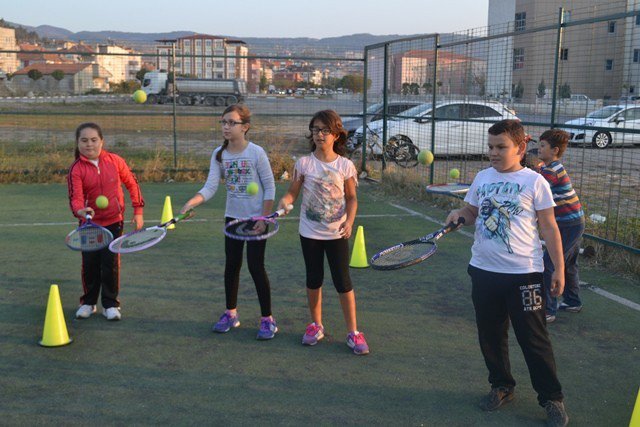 Bigadiç’de Minikler Tenis Öğreniyor