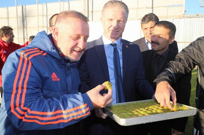 Sivasspor’a Vali Gül’den Baklavalı Ziyaret