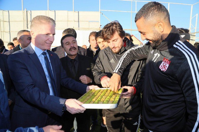 Sivasspor’a Vali Gül’den Baklavalı Ziyaret