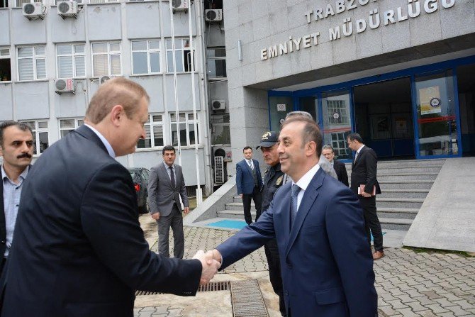 Vali Yavuz, Yeni Emniyet Müdürü Arıkan’ı Makamında Ziyaret Ederek İlk Asayiş Toplantısını Yaptı