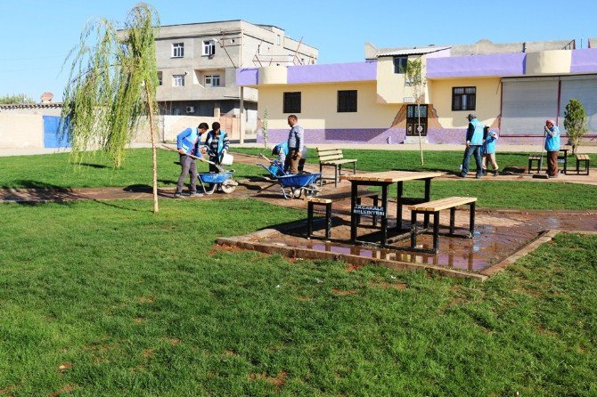 Akçakale’de Parklar Piknik Masaları İle Donatılıyor