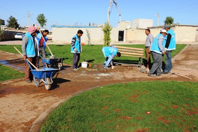 Akçakale’de Parklar Piknik Masaları İle Donatılıyor