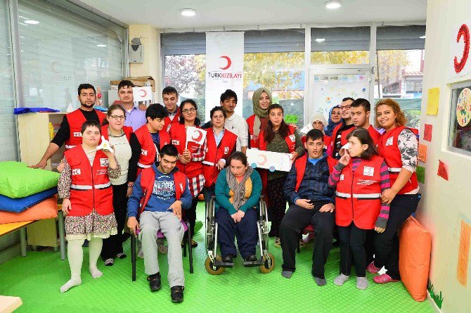 Engelli Kursiyerler Türk Kızılayı’nı Ziyaret Etti