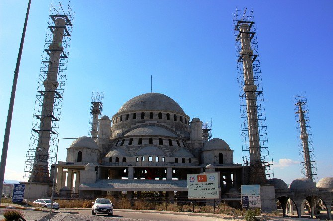 Çomü’ye Yapılan 15 Bin Kişi Kapasiteli Caminin Kaba İnşaatı Tamamlandı