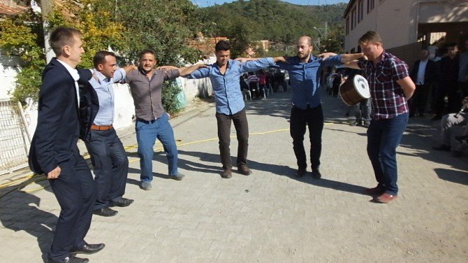 Burhaniye’de Gelin Arabasının Arkasındaki Yazı İlgi Çekti