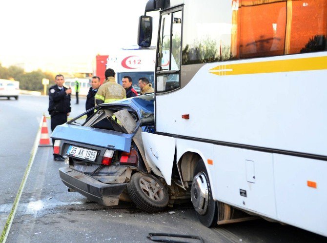 Virajı Alamayan Otomobil, Servis Minibüsünün Altına Girdi: 2 Ölü