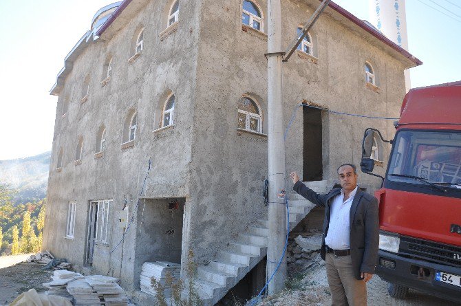 4 Yıldır Tamamlanamayan Cami İçin ’İsyan Bayrağı’ Açtılar