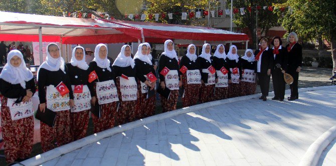 Köylü Kadınlardan Oluşan Kadın Korosu Dinleyenleri Mest Etti