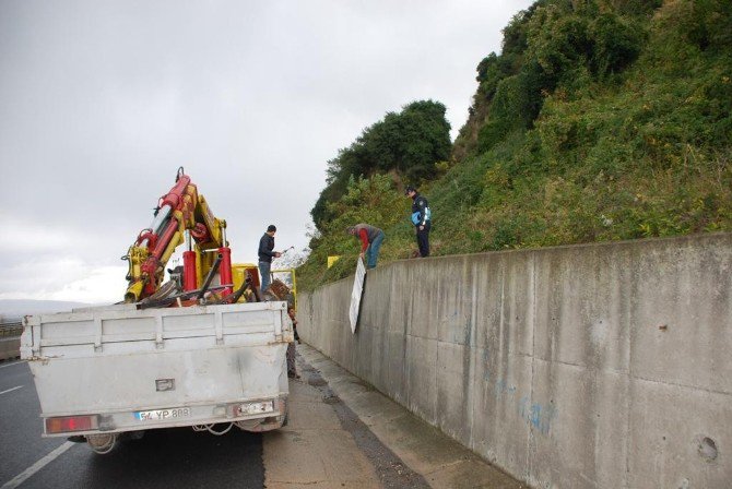 Kocaeli’de Görsel Kirlilik Oluşturan Tabelalar Kaldırılıyor