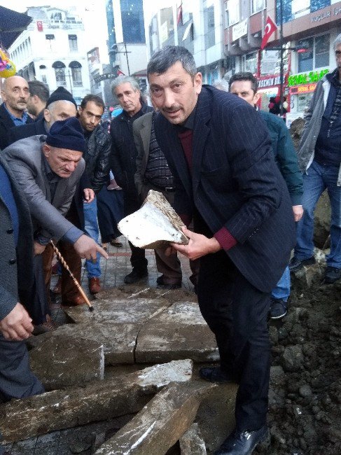 Belediye Kazısında Tarihi Mezarlık Bulundu