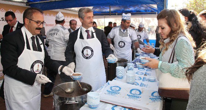 Tahmazoğlu Ve Rektör’den Öğrencilere Aşure Servisi