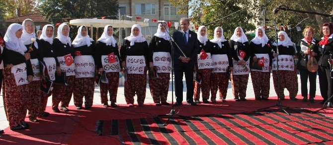 Köylü Kadınlardan Oluşan Kadın Korosu Dinleyenleri Mest Etti