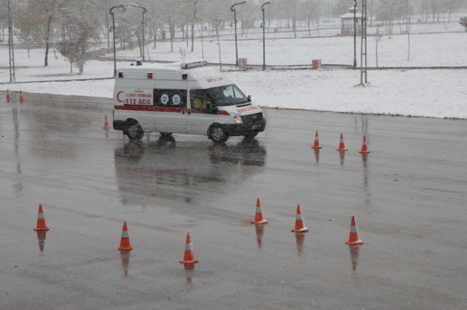 Ambulans Şoförlerine İleri Sürüş Eğitimi