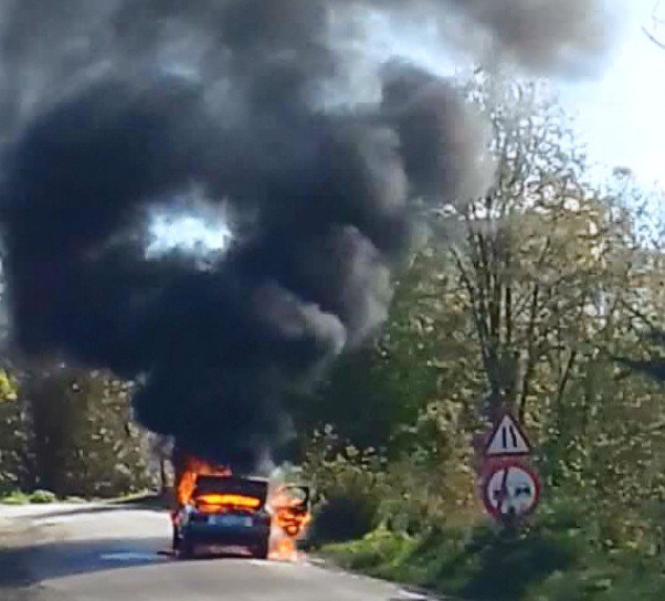 Alev Topuna Dönen Otomobildeki Lpg Tüpü Patladı