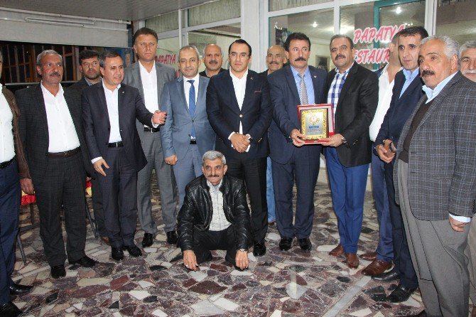 Kahta’da İstihdam Sağlayan İş Adamına Muhtarlardan Plaket