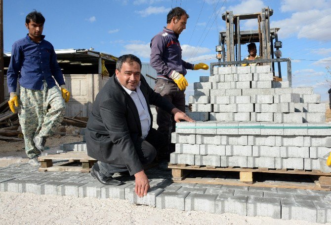 Aksaray’da Köylerde Parke Taşı Döşeme Çalışmaları Sürüyor