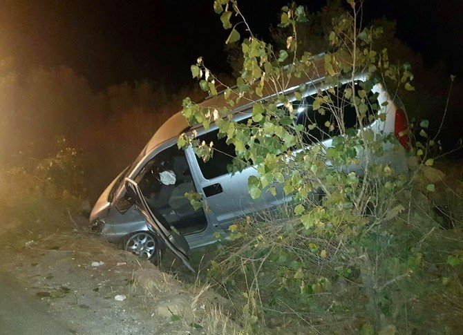 Tur Minibüsü Kaza Yaptı: 2 Turist Yaralı