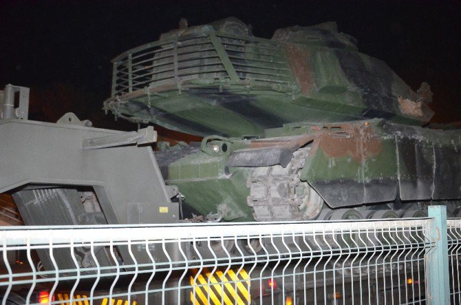 Barış Gücü Bünyesindeki Tank Ve Zırhlıların Silopi’ye Sevki Sürüyor