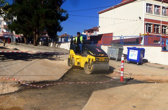 Bilecik Belediyesi Yol Yapım Çalışmalarını Sürdürüyor