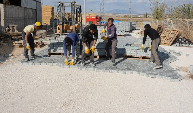 Aksaray’da Köylerde Parke Taşı Döşeme Çalışmaları Sürüyor