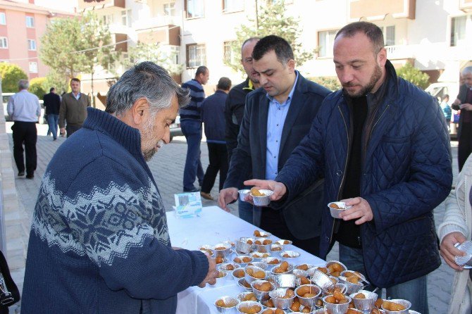 Eczacılar Odası Cuma Namazı Sonrasında Vatandaşlara Tatlı İkram Etti