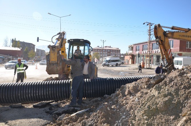 Yüksekova’da Zarar Gören Yollar Onarılıyor