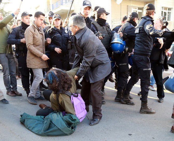 Hdp Genel Merkezi’ne Gitmek İsteyen Partililer İle Polis Arasında Arbede