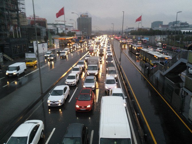 Yağmur İstanbul Trafiğini Kilitledi