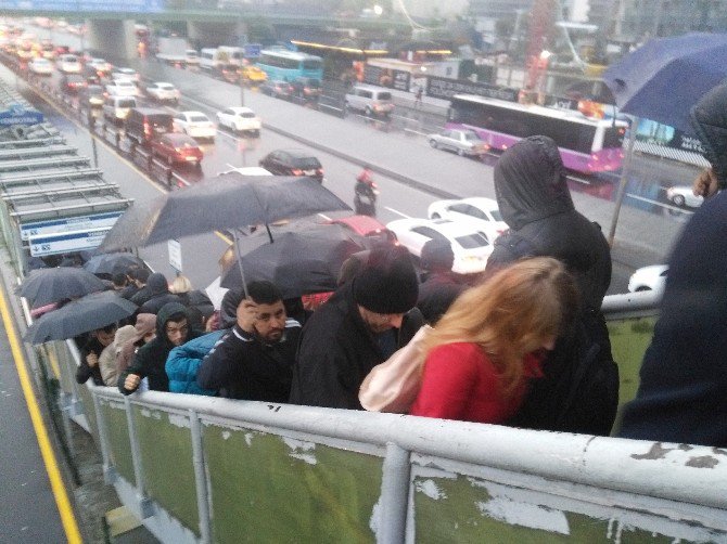 Yağmur İstanbul Trafiğini Kilitledi